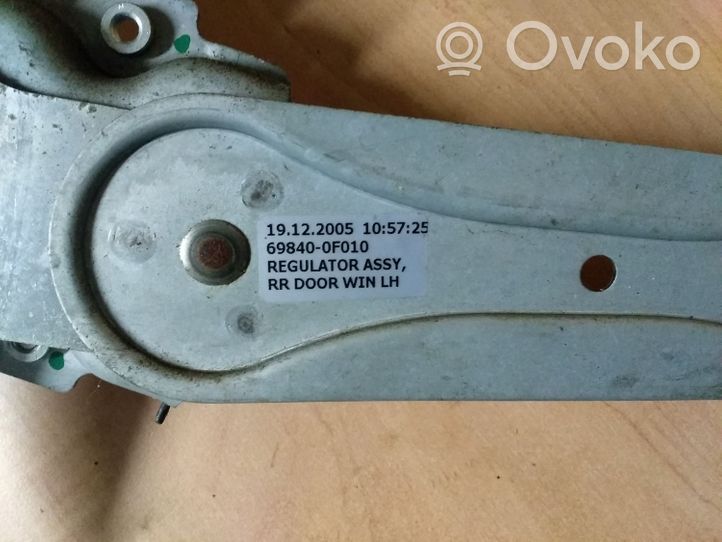 Toyota Corolla Verso E121 Ręczny podnośnik szyby drzwi tylnych 698400F010