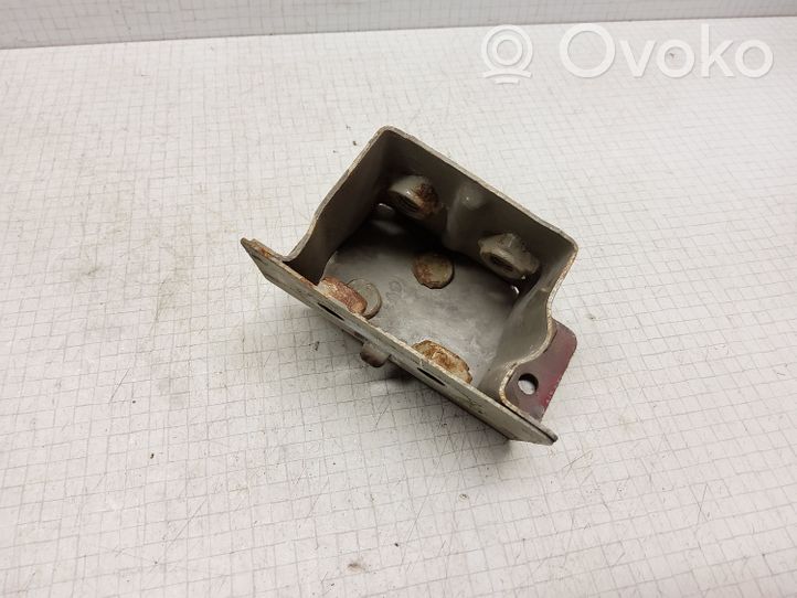 Nissan Primera Support de montage de pare-chocs avant 62210AU300