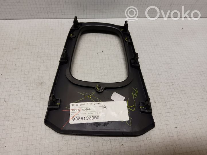 Nissan Primera Contour de levier de vitesses 96935AV600