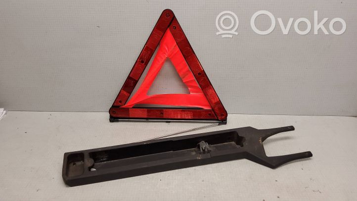 Mercedes-Benz C W203 Triangle d'avertissement 2038900514