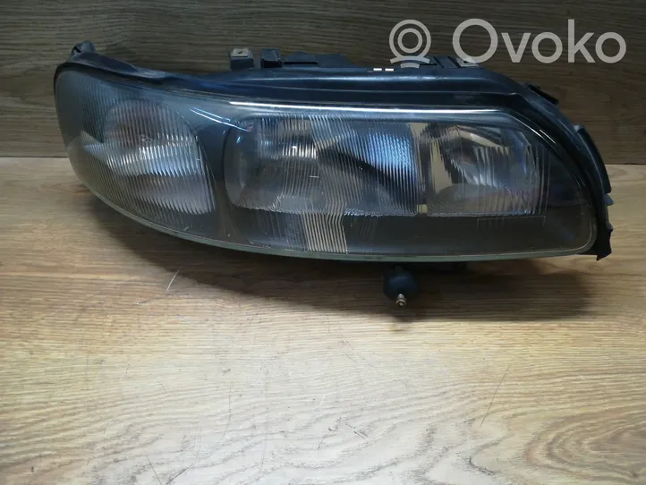 Volvo XC70 Lampa przednia 89004806