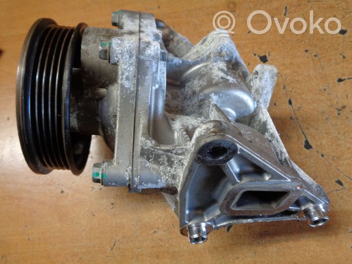 Volkswagen PASSAT B7 Pompe de circulation d'eau 528074526