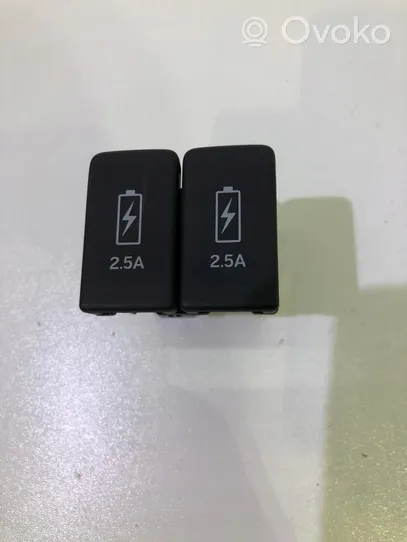 Honda CR-V Gniazdo / Złącze USB TLA-A010