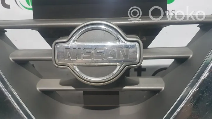 Nissan Patrol Y61 Grille calandre supérieure de pare-chocs avant 