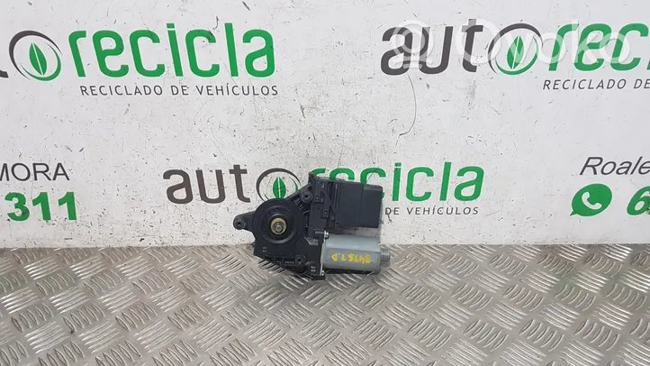 Volkswagen PASSAT Moteur de lève-vitre de porte avant 0130821696