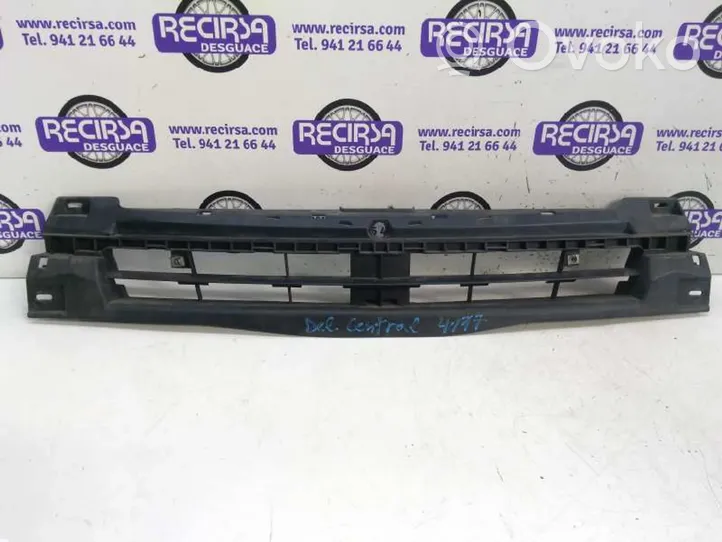 Renault Trafic I Radiator support slam panel 620300102R