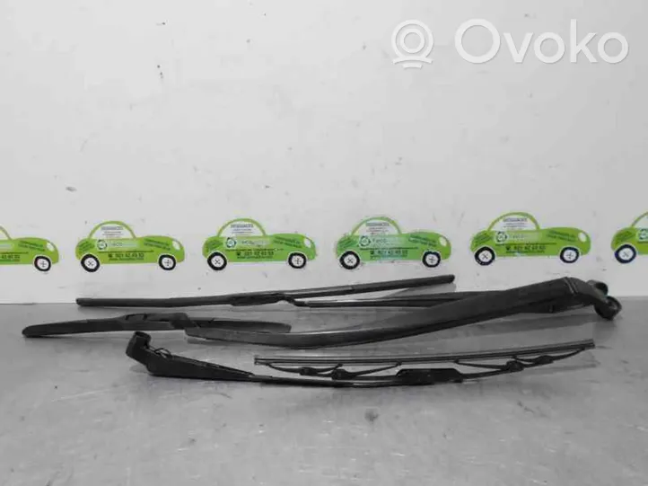 Toyota Prius (XW50) Front wiper blade arm 8521147110