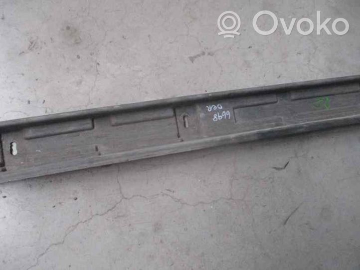 Mercedes-Benz ML W164 Kynnyksen/sivuhelman lista A1646981030