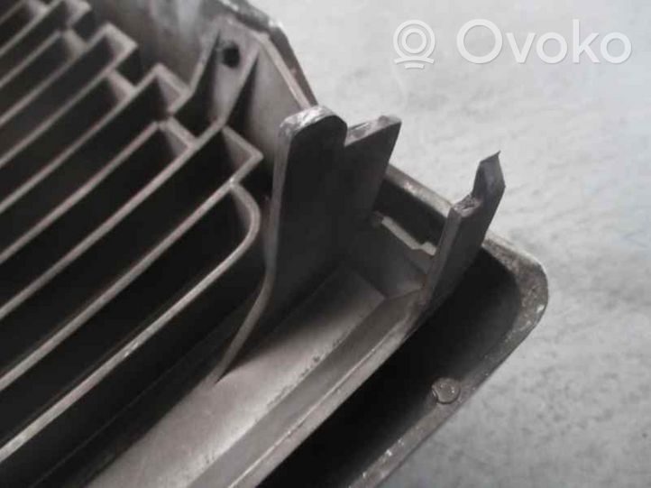 Volvo 460 Grille de calandre avant 467366