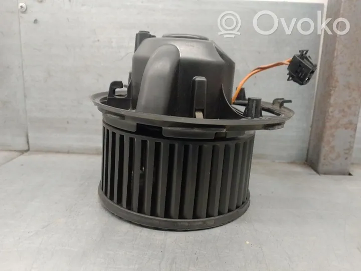 Audi Q3 8U Salono oro mazgo plastikinis korpusas 1K1820015P