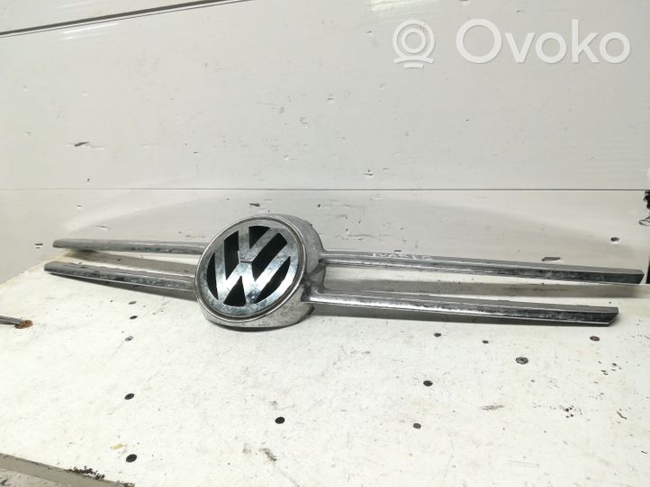Volkswagen Touareg I Etupuskurin ylempi jäähdytinsäleikkö 