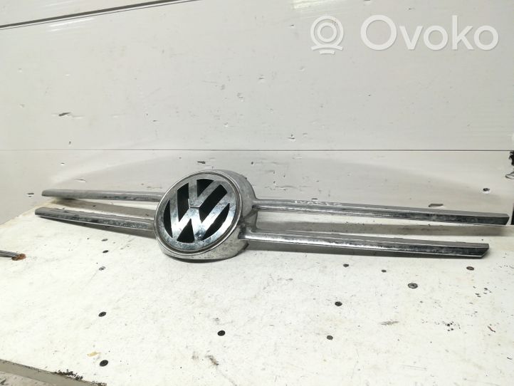 Volkswagen Touareg I Grille calandre supérieure de pare-chocs avant 