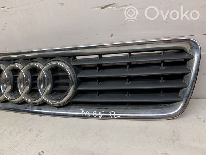 Audi A4 S4 B5 8D Maskownica / Grill / Atrapa górna chłodnicy 