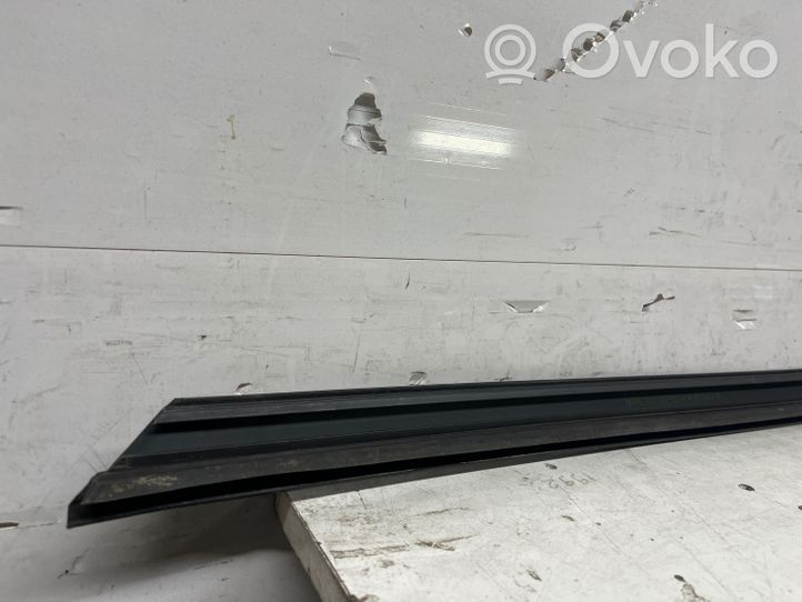 Volvo V70 Etuoven kumitiiviste (kiinni ovessa) 39992859