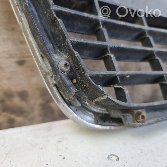 Audi A6 S6 C6 4F Grotelės viršutinės 4F0853651S