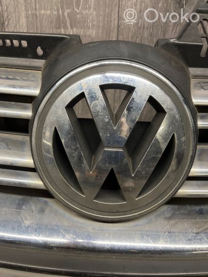 Volkswagen Golf V Grotelės viršutinės 1K5853651