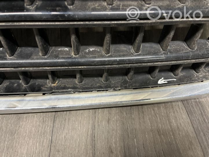 Audi Q7 4L Grotelės viršutinės 4L0853651