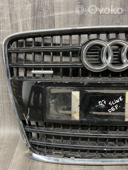 Audi Q7 4L Maskownica / Grill / Atrapa górna chłodnicy 4L0853651