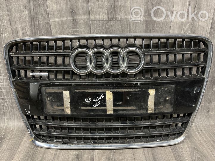 Audi Q7 4L Maskownica / Grill / Atrapa górna chłodnicy 4L0853651