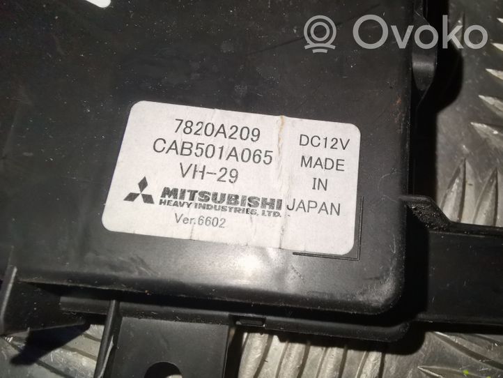 Mitsubishi Outlander Gaisa kondicionēšanas / salona apsildes vadības bloks 7820A209
