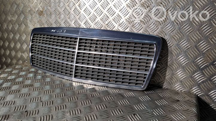 Mercedes-Benz E W210 Grille de calandre avant 2108880023