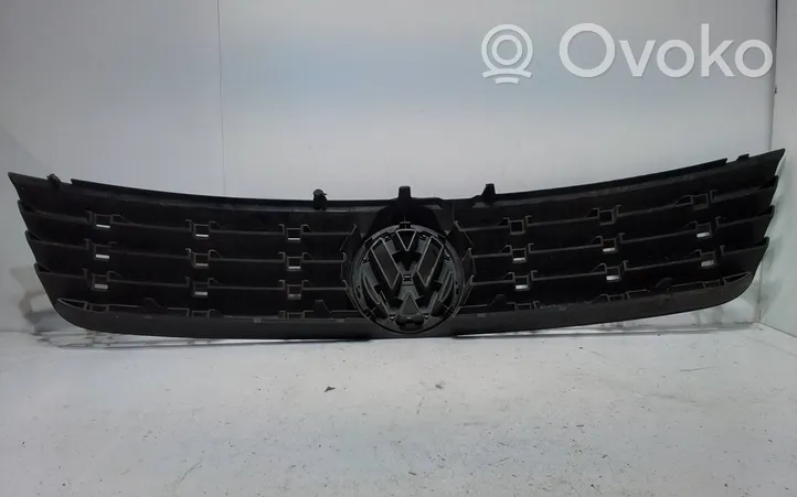 Volkswagen PASSAT B5 Etupuskurin ylempi jäähdytinsäleikkö 3B0853653C