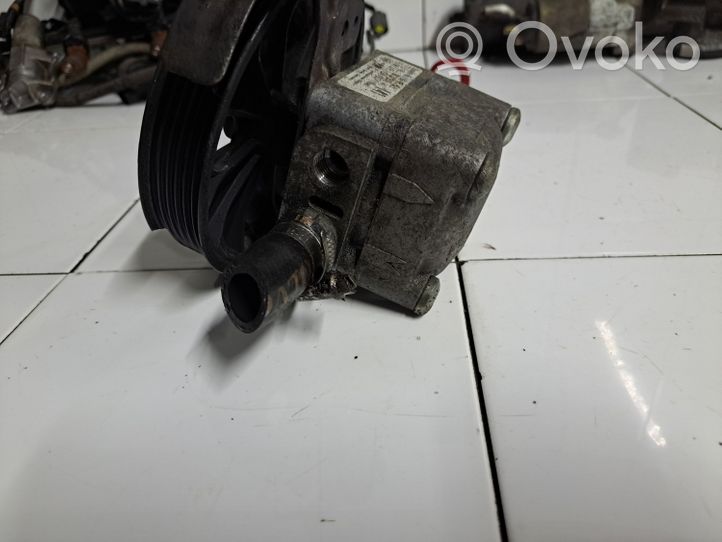 Volvo XC70 Pompe de direction assistée 8683377