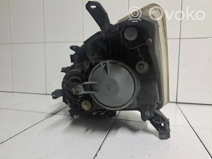 Toyota Avensis T250 Phare frontale 35106