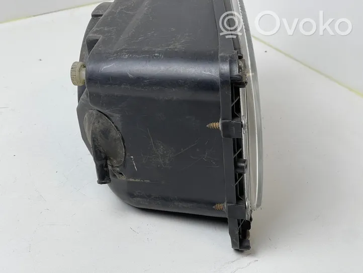 Mercedes-Benz 207 310 Lampa przednia 12130100