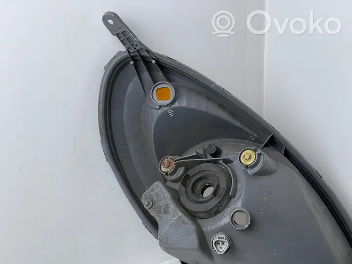 Toyota Yaris Verso Lampa przednia 