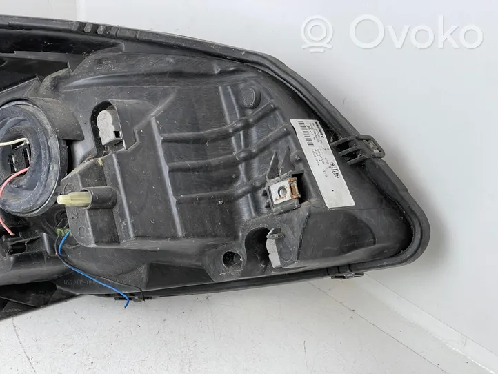 Dacia Sandero Lampa przednia 8200733878