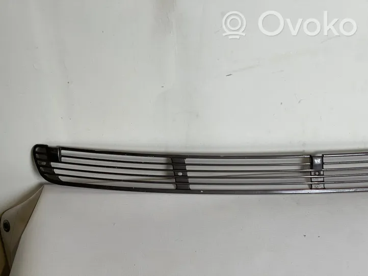 BMW 7 E38 Griglia vano motore/cofano 8125825