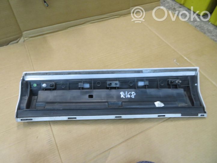 Audi Q3 F3 Takaoven lista (muoto) 8U0853970F