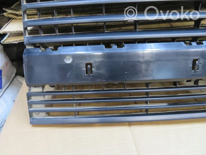 Volkswagen Multivan T4 Maskownica / Grill / Atrapa górna chłodnicy 701853653F