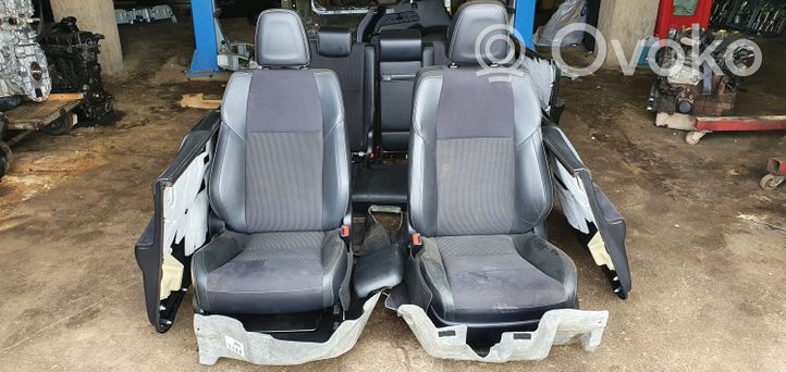 Toyota RAV 4 (XA40) Set interni 