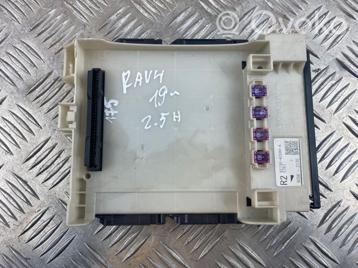 Toyota RAV 4 (XA50) Fuse module 8273042890