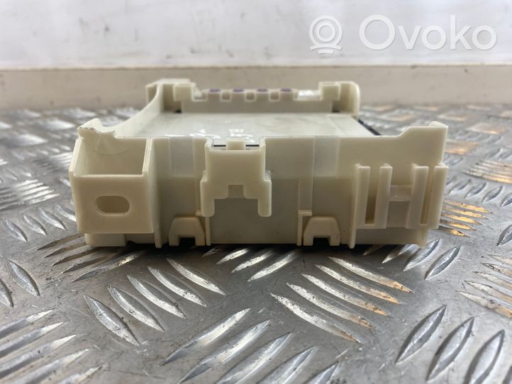 Toyota RAV 4 (XA50) Module de fusibles 8273042890