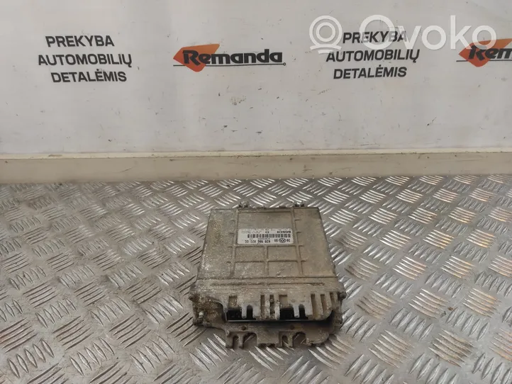 Volkswagen Golf III Calculateur moteur ECU 028906021GG