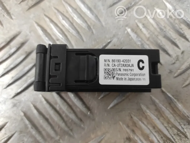 Toyota RAV 4 (XA50) Connecteur/prise USB 8619042031