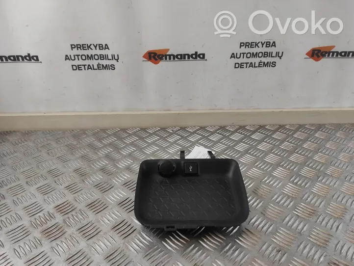 Toyota RAV 4 (XA50) Connecteur/prise USB 8619042030