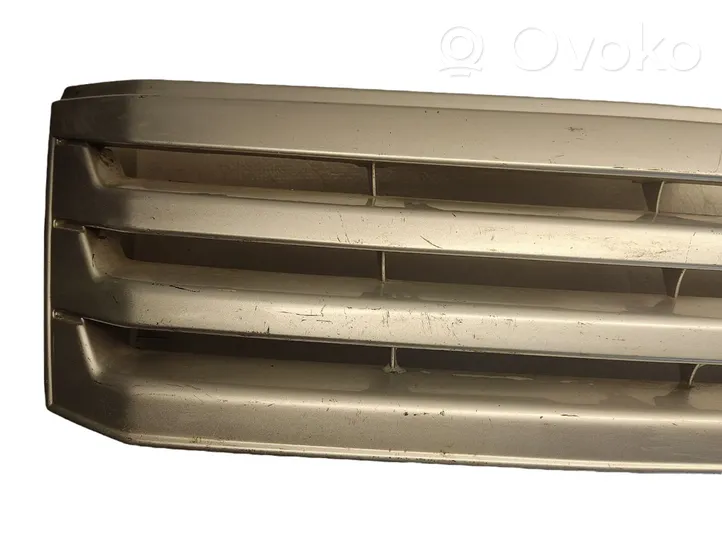 Mitsubishi Space Wagon Grille calandre supérieure de pare-chocs avant MR275627