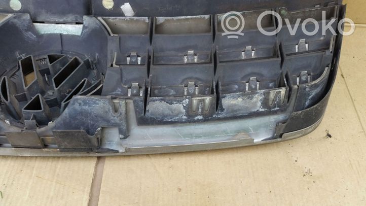 Volkswagen Touareg I Griglia superiore del radiatore paraurti anteriore 7L6853651A