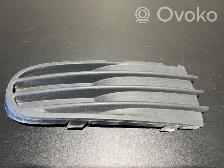 Volvo V50 Grille inférieure de pare-chocs avant 30657010RH