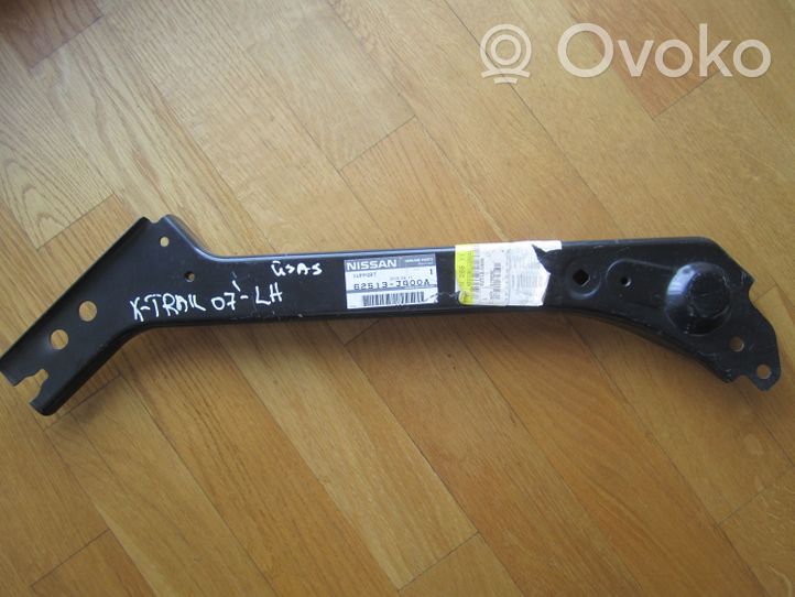 Nissan X-Trail T31 Staffa del pannello di supporto del radiatore 62513JG00A