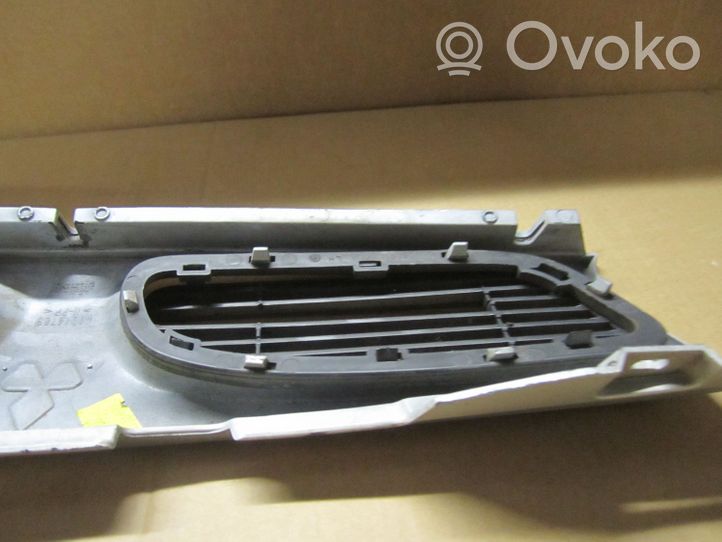 Mitsubishi Carisma Maskownica / Grill / Atrapa górna chłodnicy MB944763