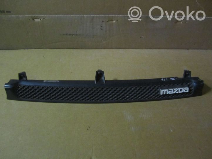 Mazda 121 Maskownica / Grill / Atrapa górna chłodnicy 