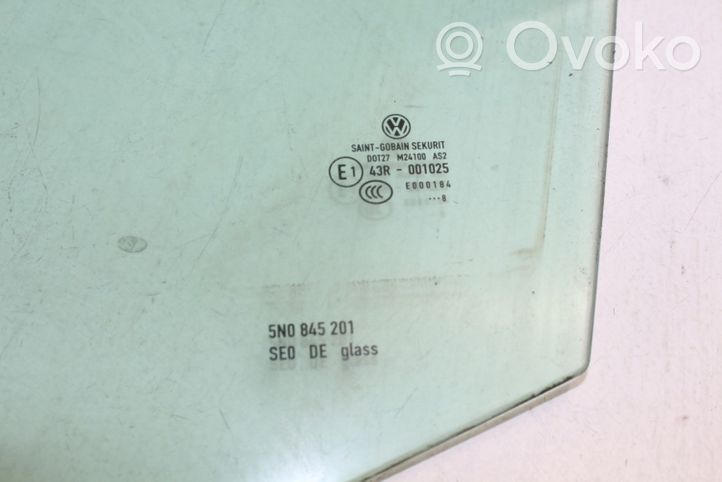 Volkswagen Tiguan Pagrindinis priekinių durų stiklas (keturdurio) 5N0845201