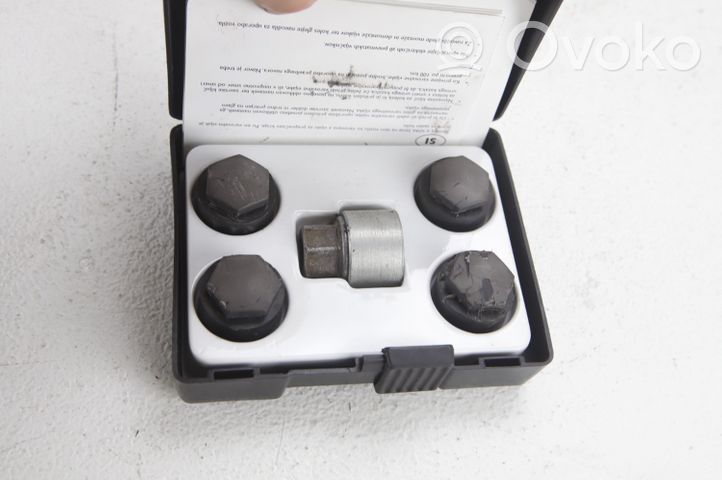 Opel Mokka Anti-theft wheel nuts and lock 13331034