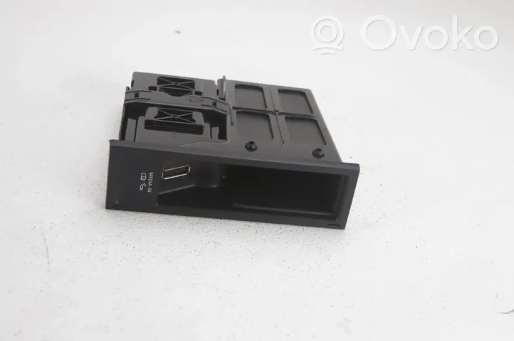 Volkswagen Tiguan Connecteur/prise USB 5N0035341H