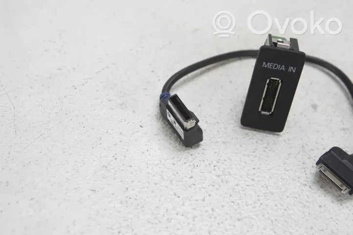 Volkswagen Golf VII Connettore plug in AUX 5G0035222A